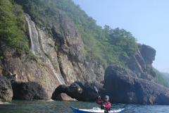 ワイルドな海岸線が続く