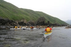 竜飛崎の近く。岸のそばでも 川のように流れる